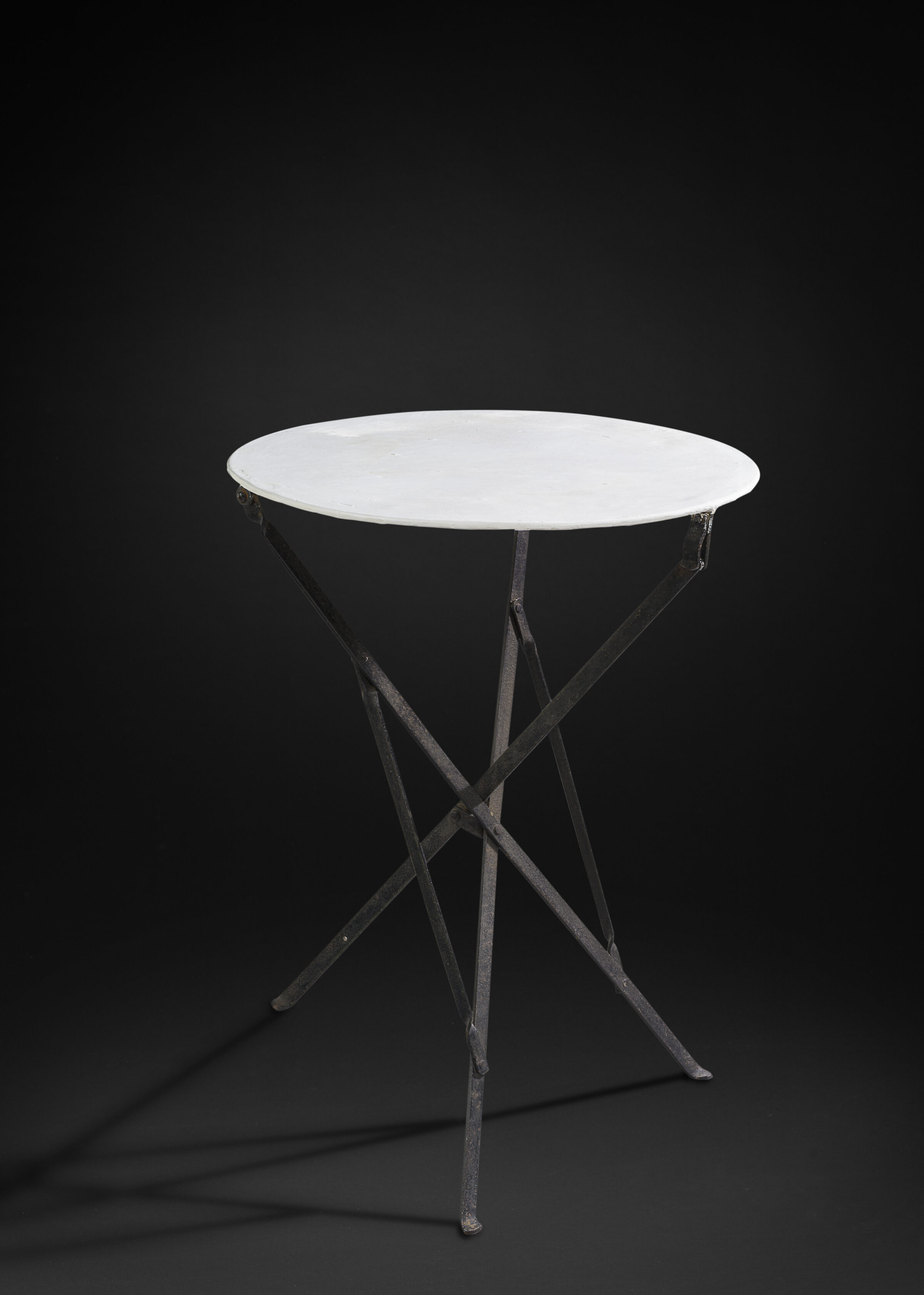 ohne Titel (Klapptisch) | ca. 1929 | Eisen, weiß und schwarz lackiert | © Collection Alexandre De Vos, Paris ohne Titel (Klapptisch) | ca. 1929 | Eisen, weiß und schwarz lackiert | © Collection Alexandre De Vos, Paris