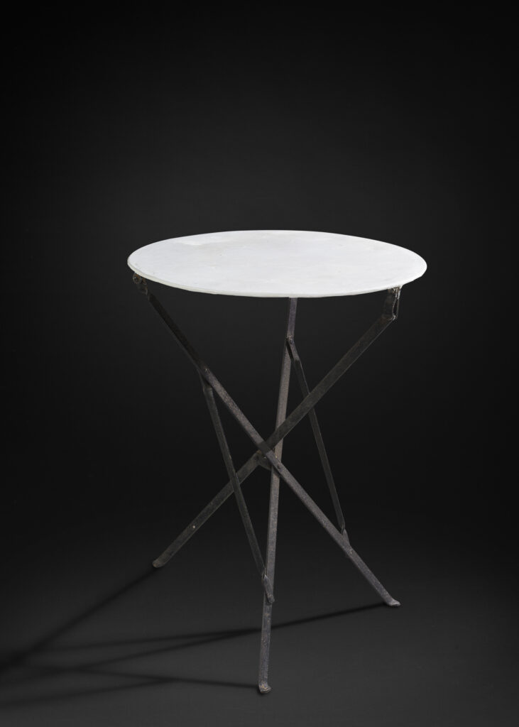 ohne Titel (Klapptisch) | ca. 1929 | Eisen, weiß und schwarz lackiert | © Collection Alexandre De Vos, Paris