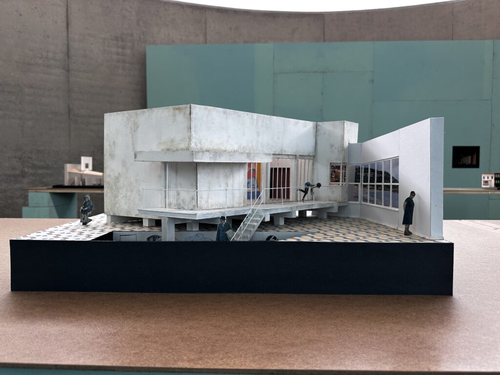 Anna Viebrock, Bühnenmodell zu DAS MANSION AM SÜDPOL (EINE IMMOBILIE), M 1:25, 2012, 32 x 66 x 65 cm, Uraufführung Theater Basel 2012, Foto und © Anna Viebrock.