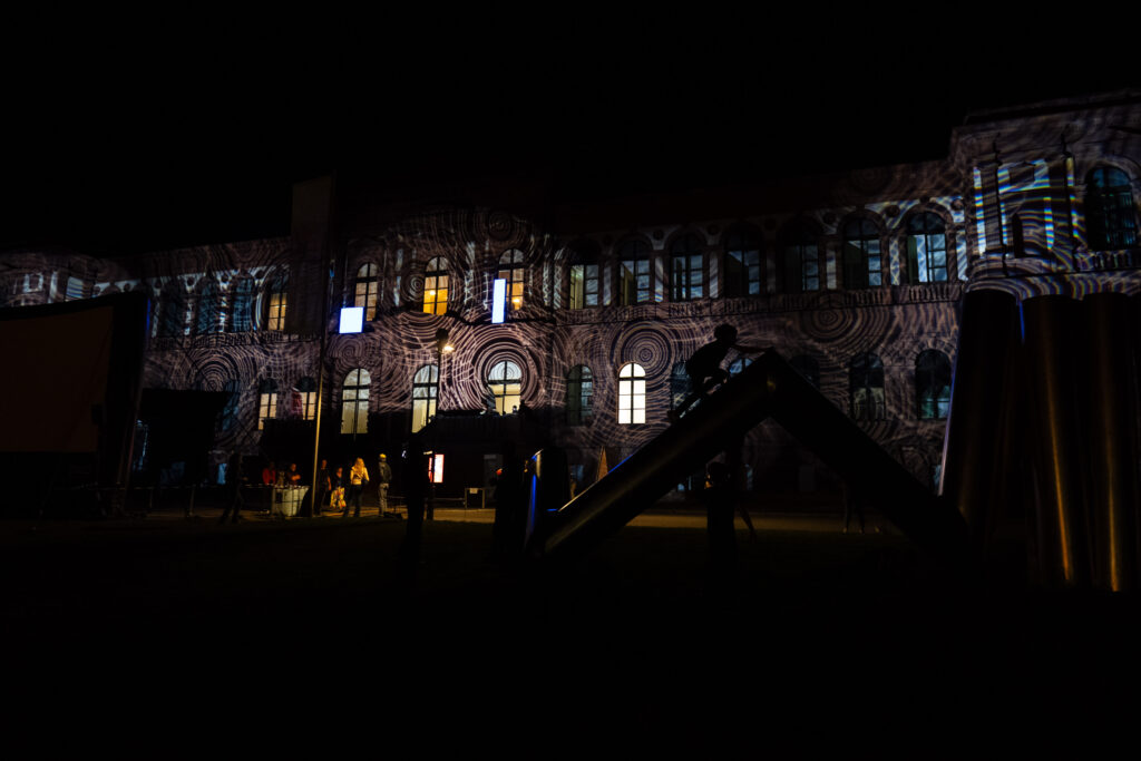 Lichtkunst von Ingo Bracke an der mpk Museum Pfalzgalerie Fassade