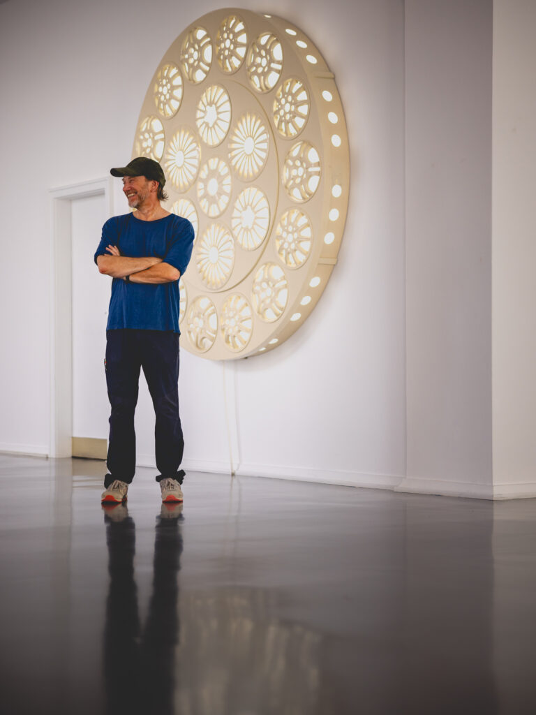 Michael Volkmer vor seinem Werk Rosette, 2022, Foto: Alexander Kästel, Mannheim, © VG-Bildkunst, Bonn 2026