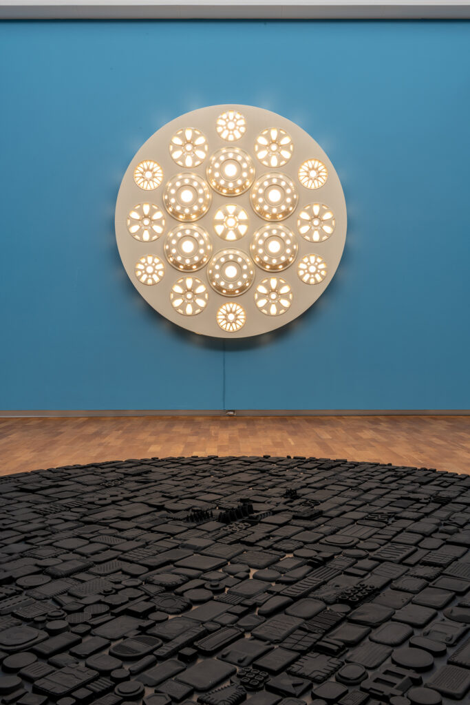 Vordergrund: Michael Volkmer, Blister, 2025; Hintergrund: Michael Volkmer, Rosette, 2025; Foto: Andreas Pauly; © VG Bild-Kunst, Bonn 2026