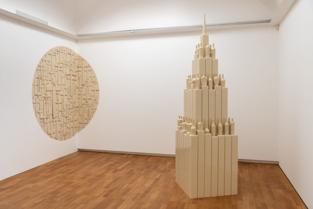 Links: Michael Volkmer, Circulus Non Persona, 2026; Rechts: : Michael Volkmer, The spirits I summoned, 2024; Foto: Andreas Pauly; © VG Bild-Kunst, Bonn 2026