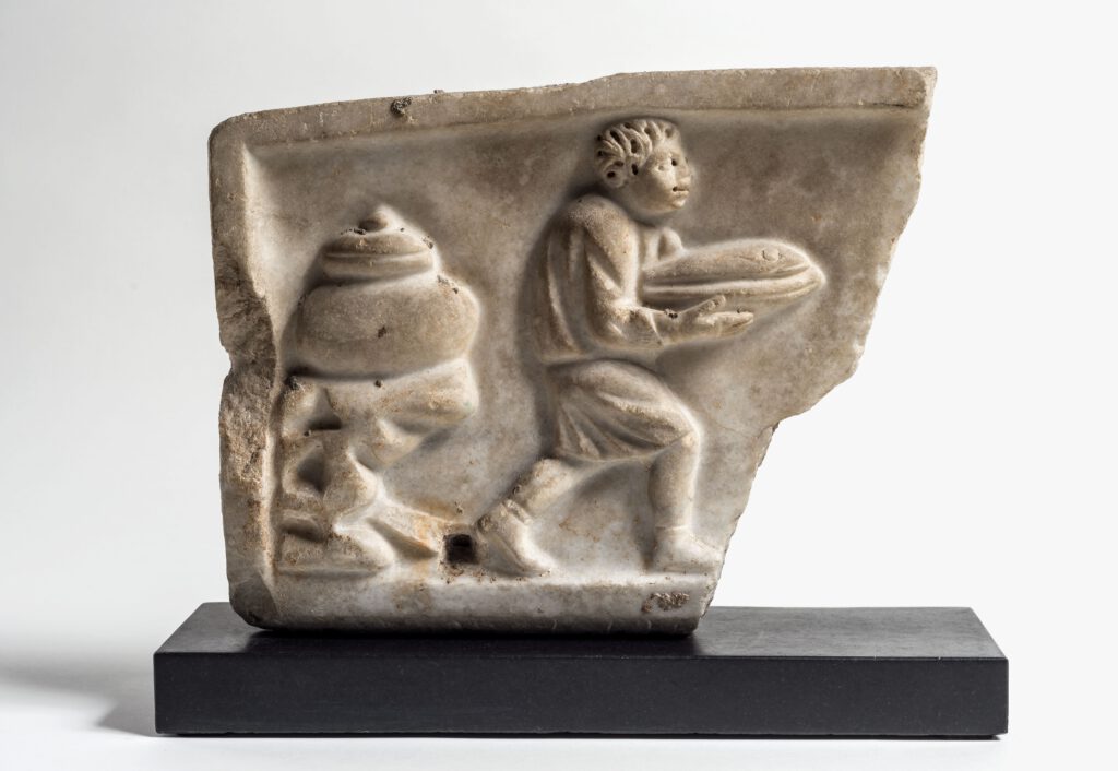 Römisches Relieffragment eines Sarkophags mit dem Motiv eines Fischträgers, 2. Jahrhundert n. Chr., Stein, ehemals Sammlung Hans Purrmann, Privatbesitz, Foto: Walter Bayer