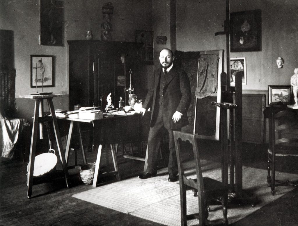 Hans Purrmann in seiner Atelierwohnung im Couvent du Sacré-Coeur, Paris, um 1910, Fotografie, Hans Purrmann Archiv, München