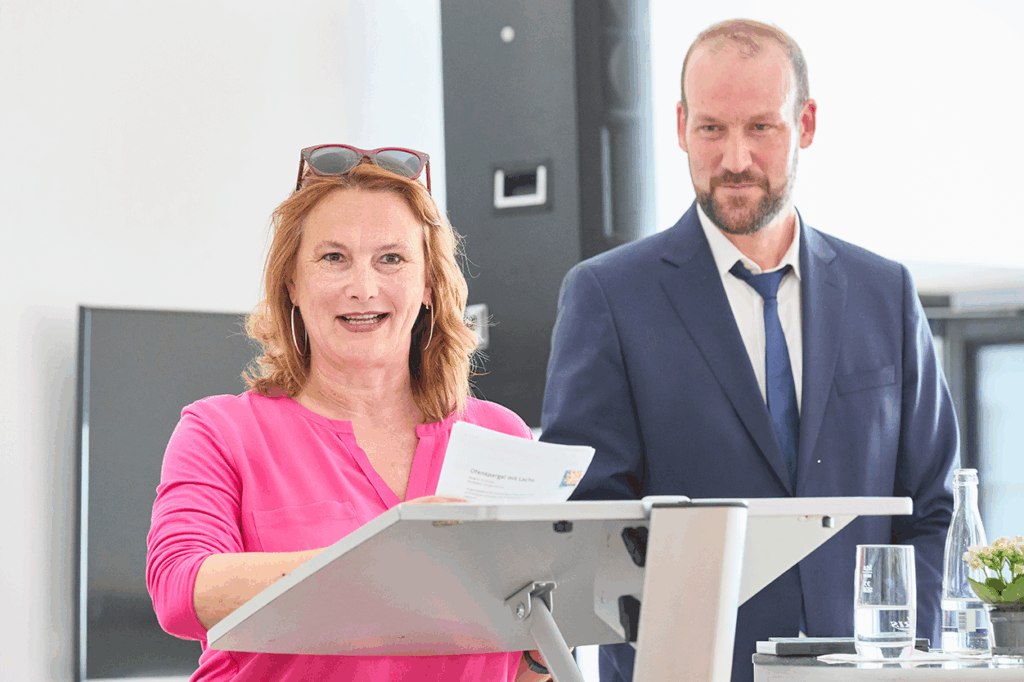 Vorsitzende Bachem überreicht das Geschenk an Direktor Egle, Foto Thomas Brenner