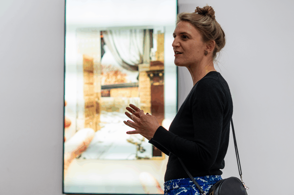 Lilly Lulay vor ihrer Arbeit „New York“, Foto Philip Nicolai