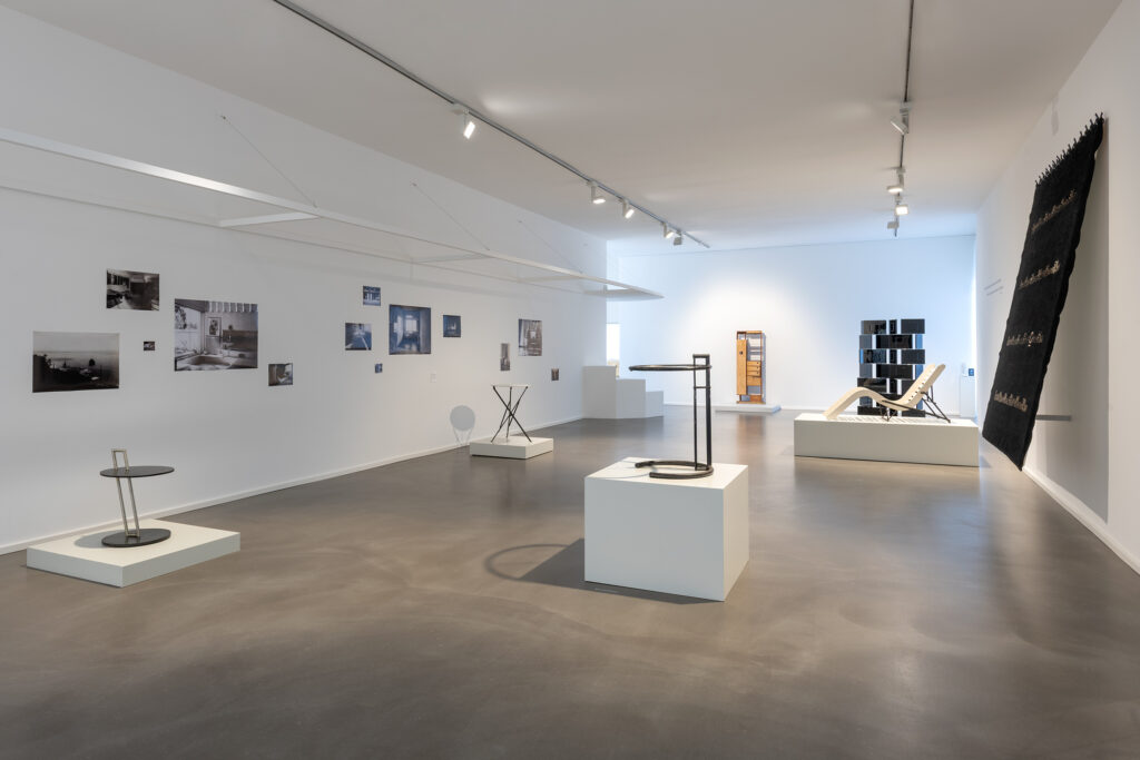 Ausstellungsansicht "Golden Girls No. 3: Eileen Gray