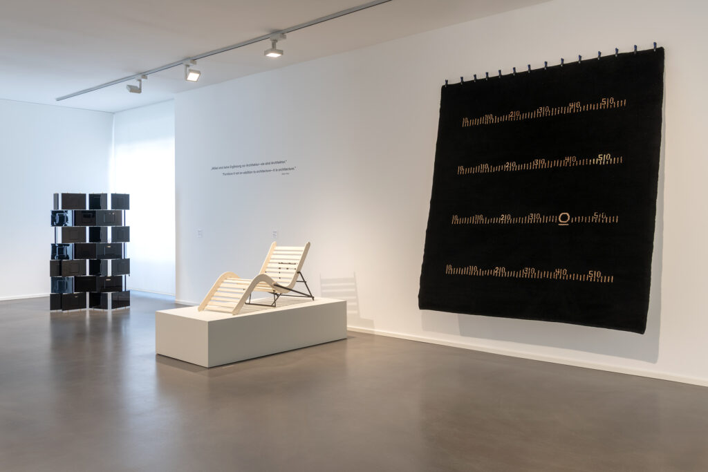 Ausstellungsansicht "Golden Girls No. 3: Eileen Gray